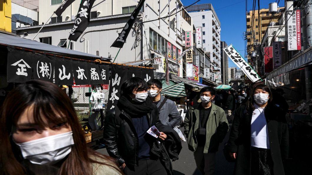 日本新冠確診破千人!政府停課 青少年上街玩