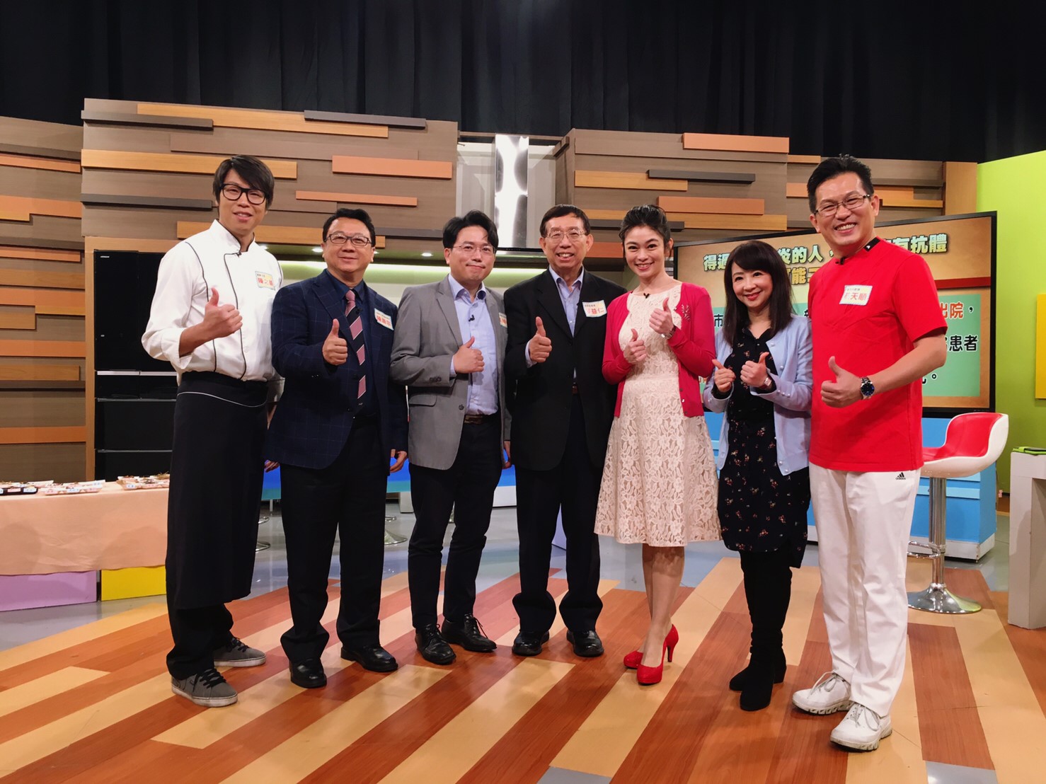 前疾管局局長蘇益仁(中)讚許鄭凱云主持節目的專業。圖/TVBS