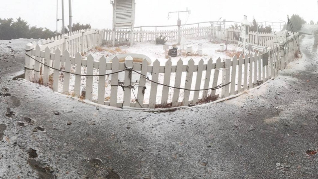 冷氣團發威! 玉山清晨降3月雪化身銀白世界
