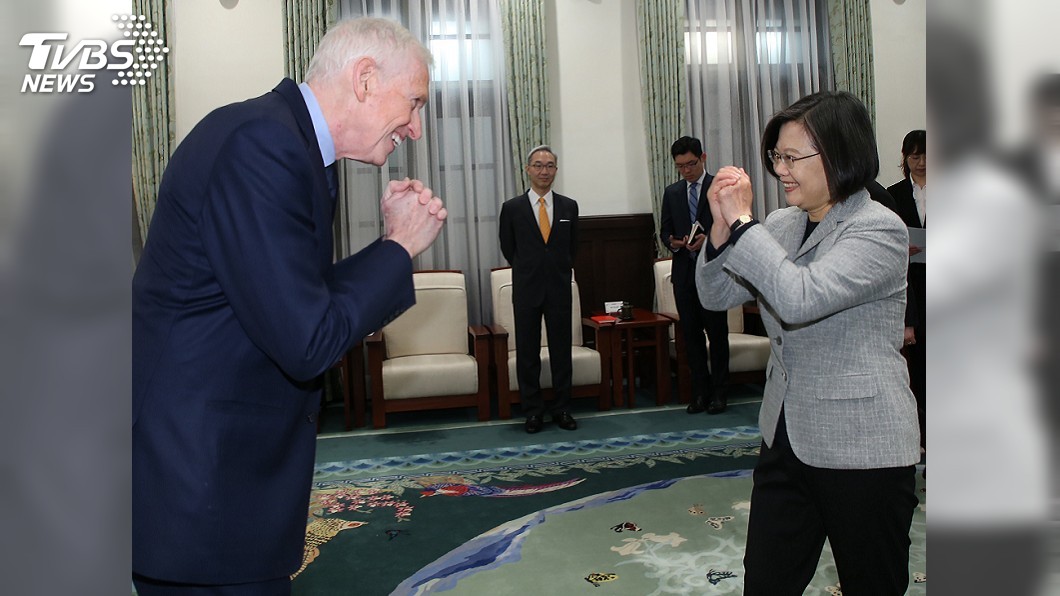 因應武漢肺炎疫情 總統接見訪賓拱手不握手