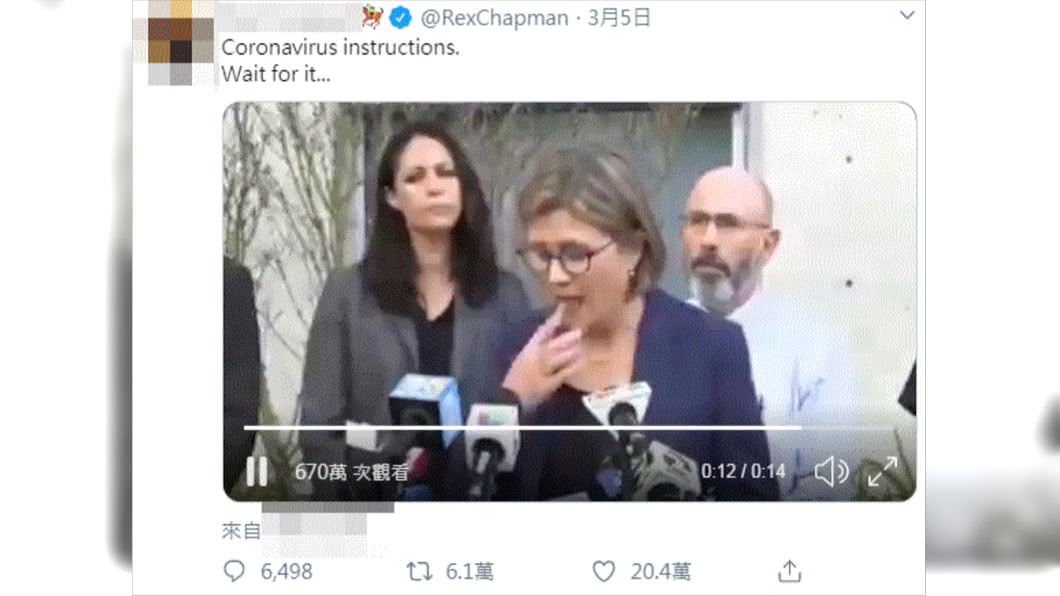 衛生官員科迪宣導防疫「勿摸口鼻」,接著便「手沾口水翻頁」。(圖/翻攝自推特)