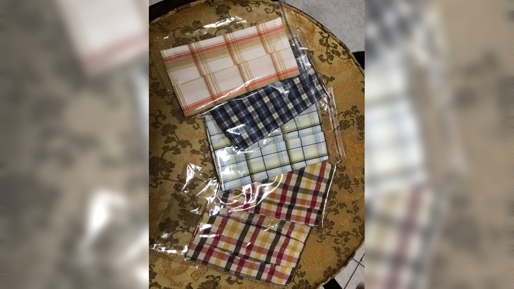 女網友上網分享老公團購的口罩套花色。(圖/翻攝自臉書社團「爆怨公社」)