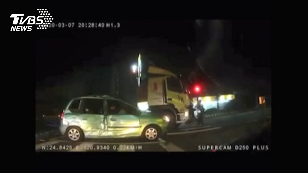 碰!轉彎疑未禮讓直行車 遭貨櫃車撞飛