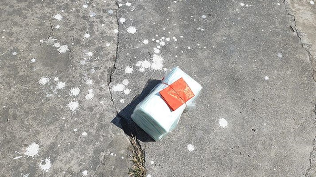 路邊驚見一綑口罩綁紅包!「親家下重本」網笑:你先撿