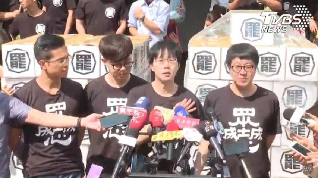 罷韓團體遊街送件40萬份連署書 15萬份帶回備用