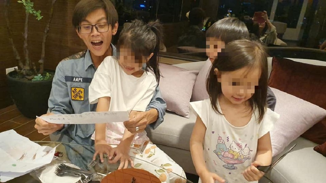 3個孩子親手畫卡片送給阿翔。(圖/翻攝自陳秉立臉書)