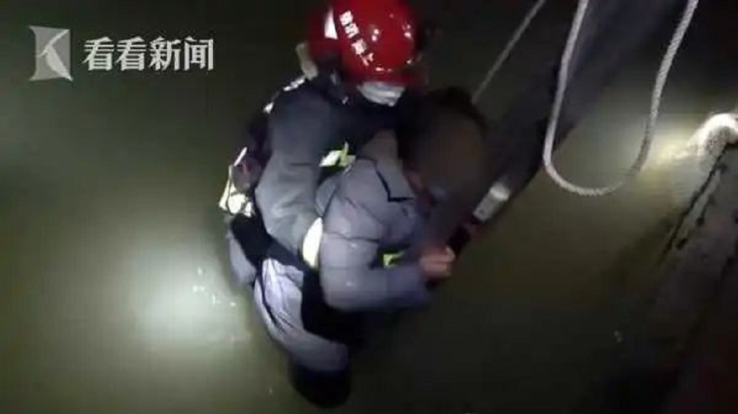 上海日前1名媽媽跑到河邊尋短,一問之下竟是和自己兒子衝突導致。(圖/翻攝自看看新聞)