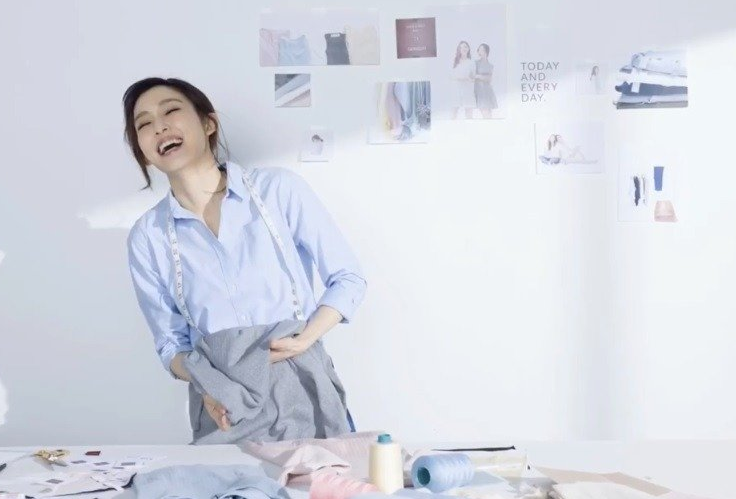 范瑋琪在影片中笑得非常甜美燦爛,與先前飆罵「狗官」的模樣差別非常大。(圖/翻攝自陳建州微博)