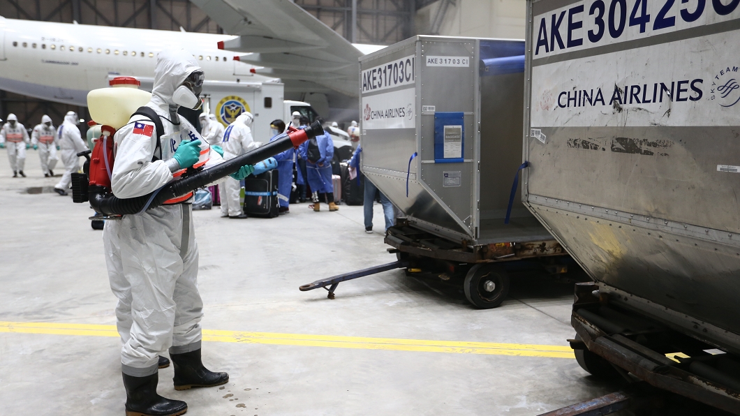 湖北台胞專機361人返台 有旅客體溫超標未上機