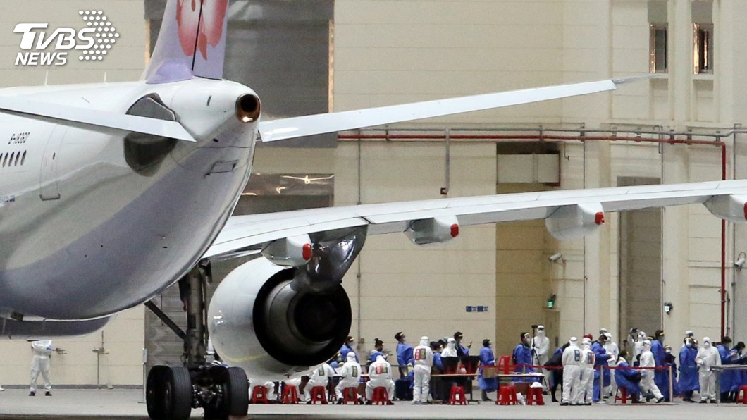 包機乘客被請下機　指揮中心：體溫複檢未通過