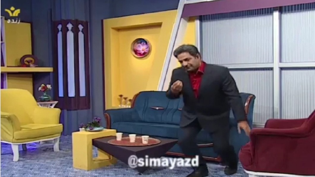 主持人講到激動處,忍不住要跪下呼籲 (圖/翻攝自IG simayazd)