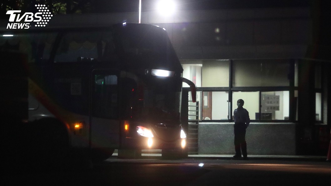 包機乘客送往不同檢疫所 陳時中:讓其他人練兵
