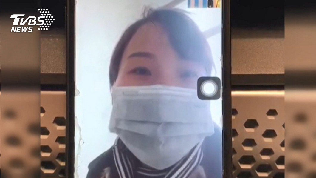 滯留在大陸湖北省的女高中生,日前搭乘包機順利返台。(圖/TVBS)
