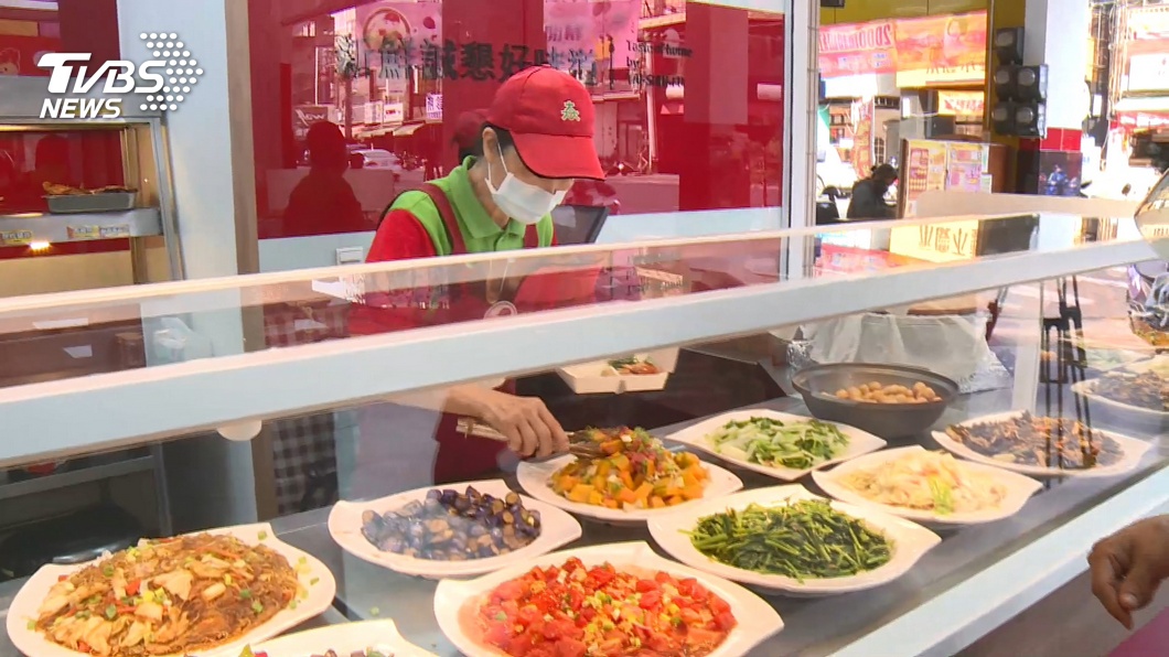 加裝防護罩！自助餐便當店　設玻璃罩防飛沫