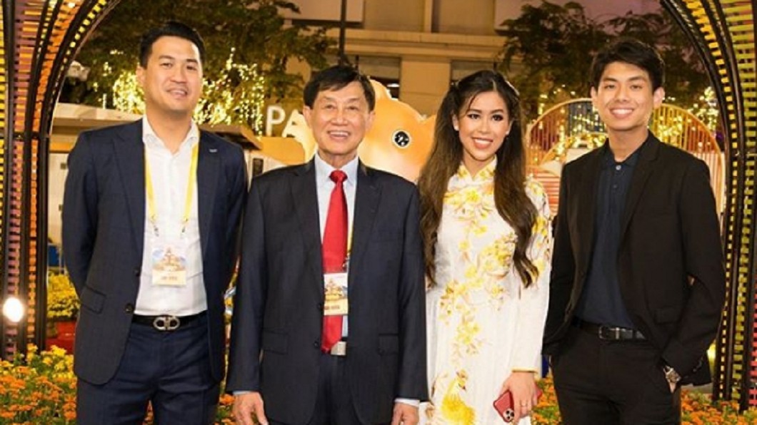 阮仙父親(左二)為越南首富,豪砸千萬為救愛女。(圖/翻攝自阮仙IG tiennguyenn)