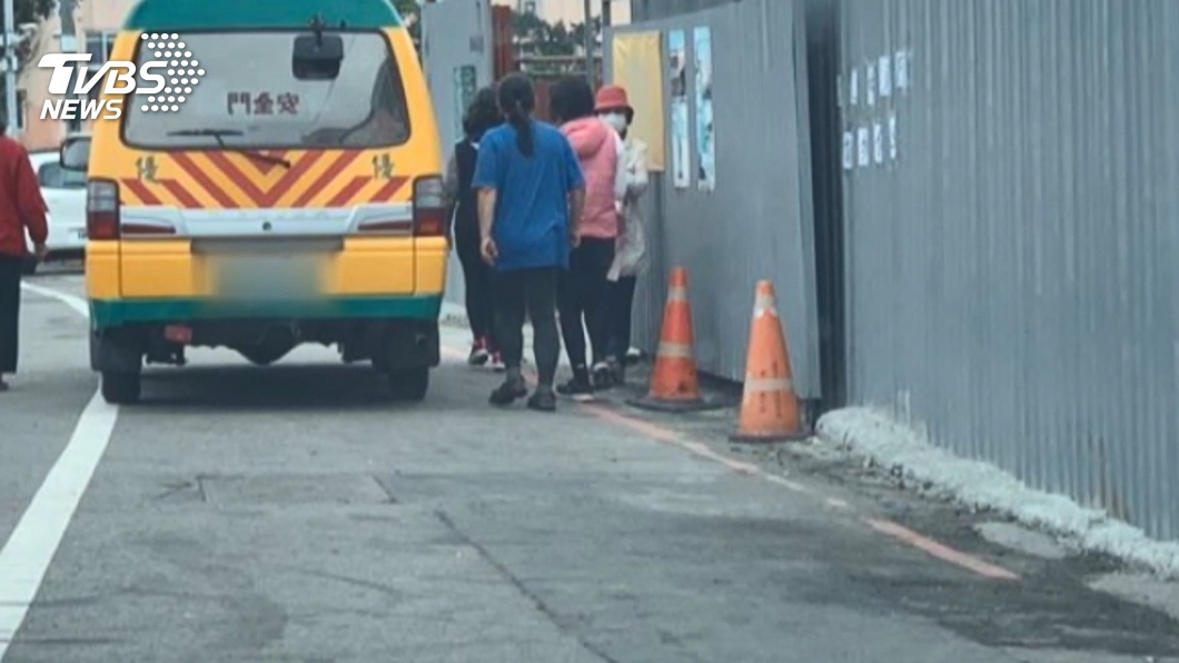 嚇!娃娃車失控男童慘捲車底 家長合力抬車救人