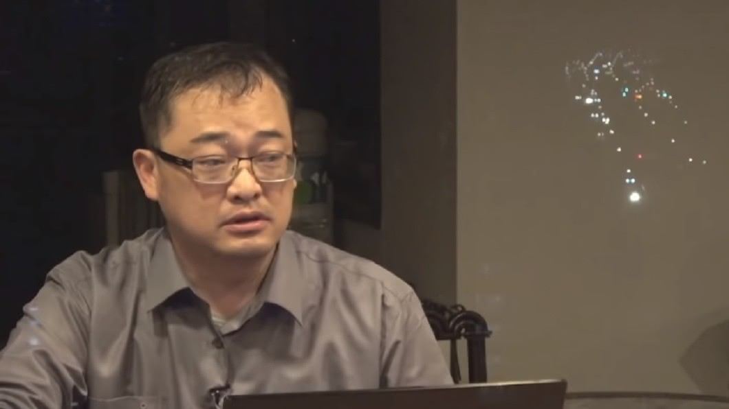 RJ在直播節目中談及蔡宜芳的不倫戀。(圖/翻攝自YouTube打臉名嘴頻道)