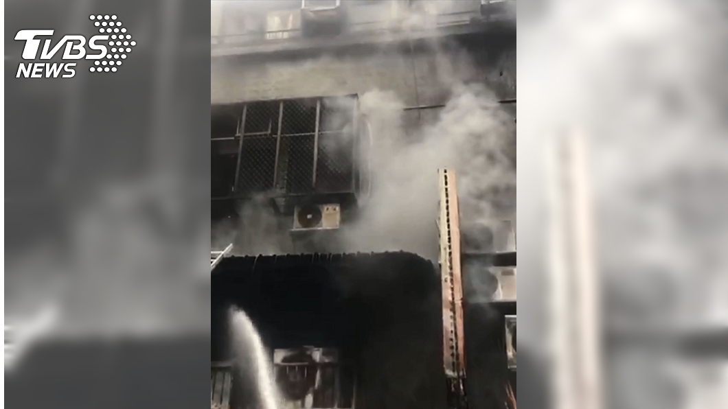 台北市萬華一棟公寓今晨傳出火警，6人送醫後宣告不治。(圖／TVBS)