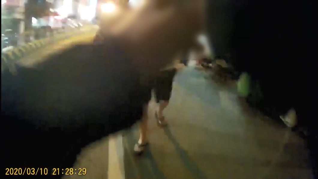 檢舉違停爆衝突!不滿被拍 夫妻下車質問拉扯
