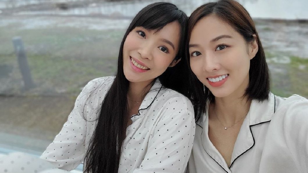 雙姝一起上節目被問到起床後做的第一件事,康茵茵的答案讓人驚訝萬分。(圖/翻攝自夏語心臉書合成)