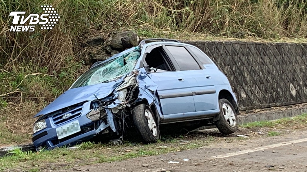 2牛闖入公路!害轎車撞毀卡邊溝 女駕駛命危