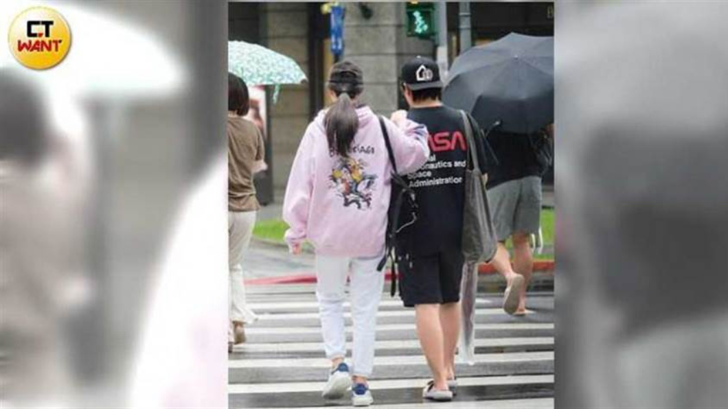 陳純甄「身材大走鐘」牽妹過馬路。(圖/CTWANT授權使用)
