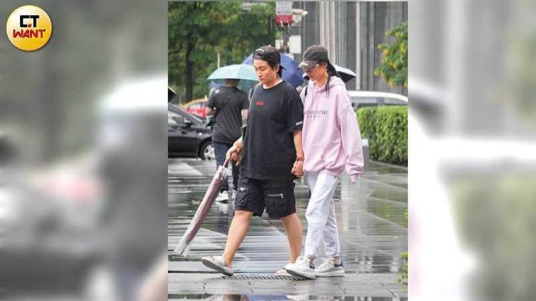 「漂亮寶貝」陳純甄近況曝 腫一圈牽妹逛大街