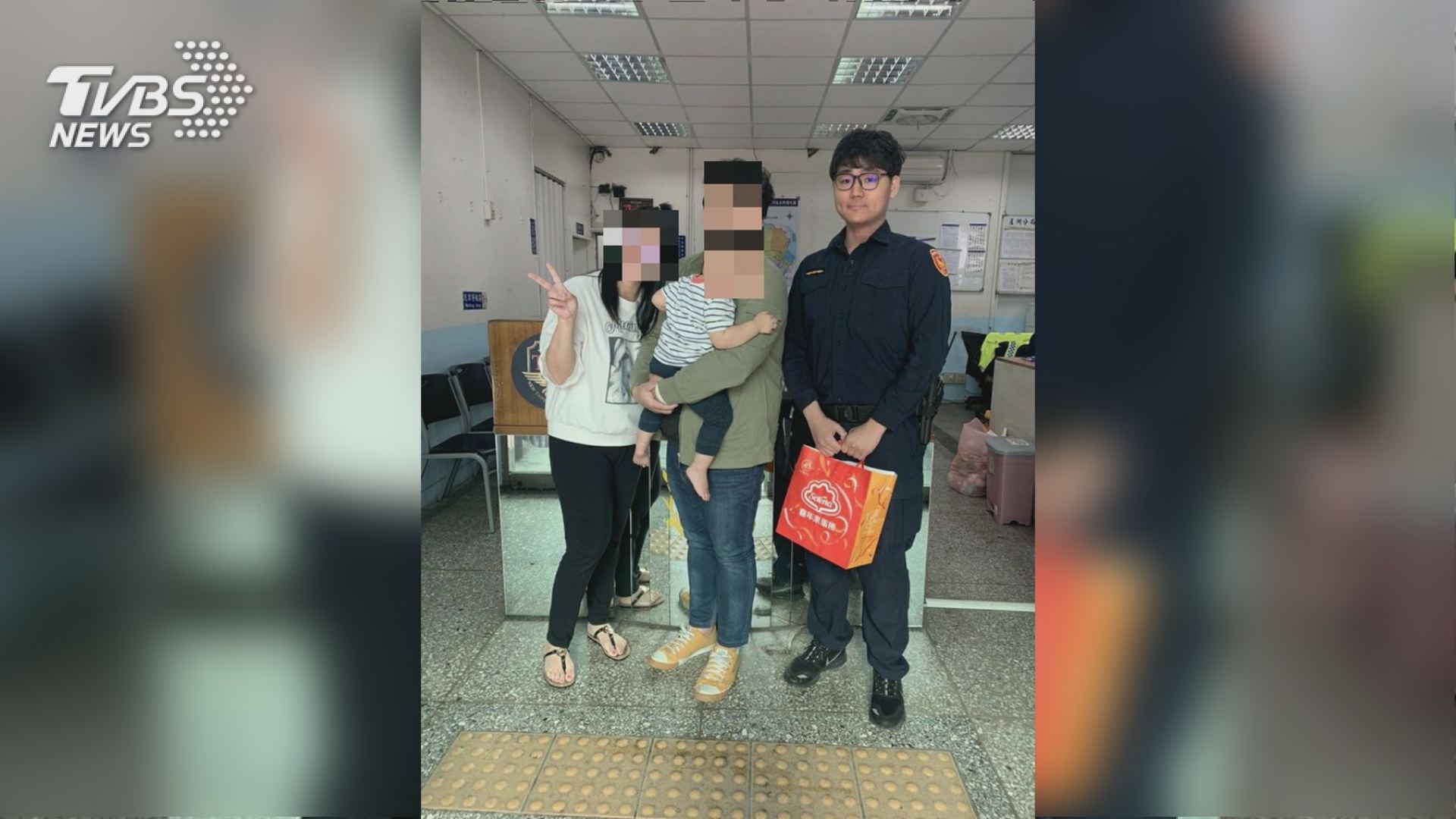 男童出院，跟父母到派出所，向員警表達謝意。／圖／警方提供