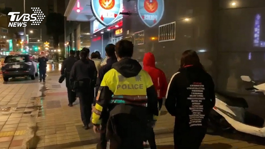 警逮3陸籍應召女子及養生館李姓負責人。／圖／翻攝畫面