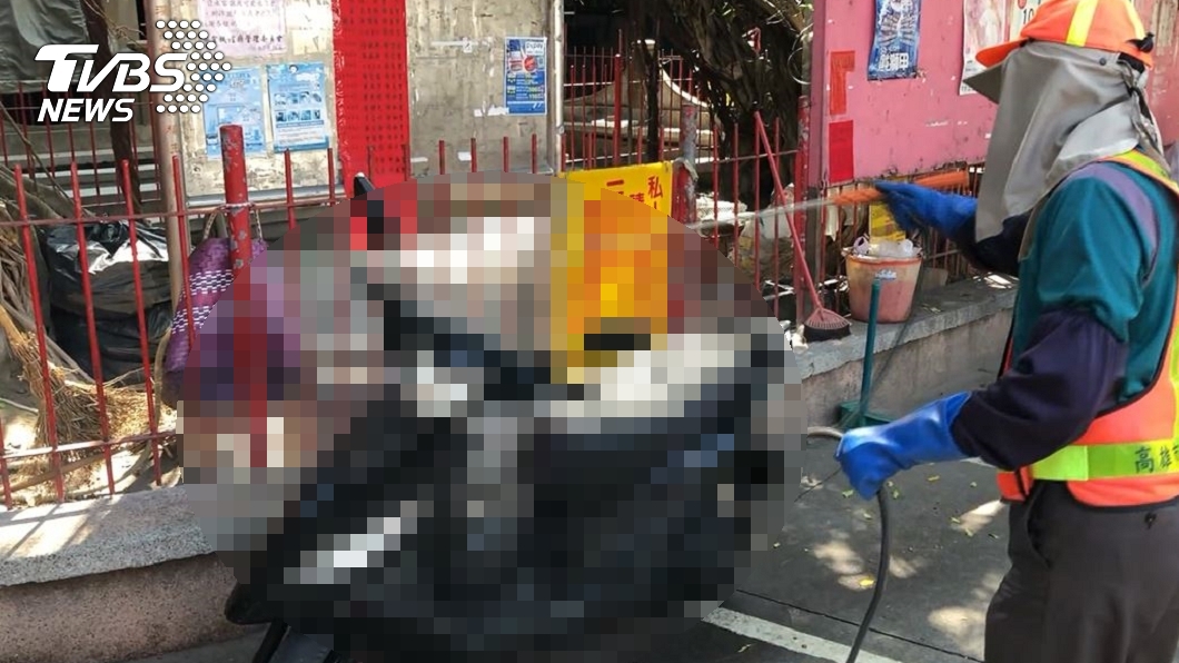 環保局也前往廟裡噴藥,並消毒其機車。(圖/TVBS)
