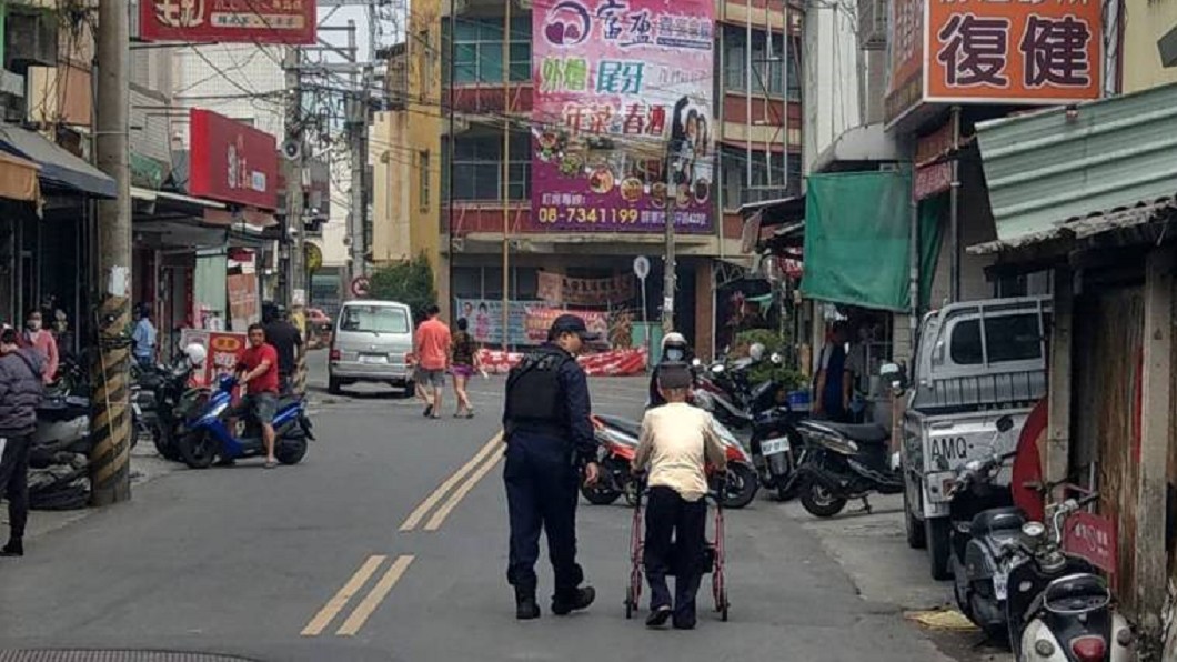 獨撐拐杖郵局領鉅款　90歲老翁悲吐：要幫兒子辦後事