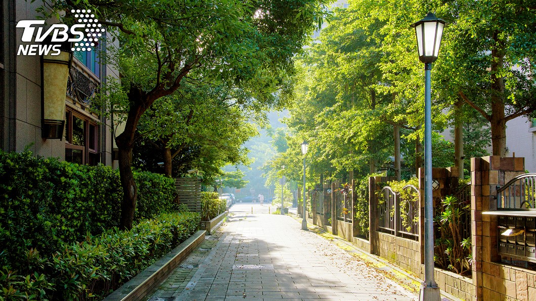 路燈杆被裝神祕鐵盒「狂閃詭異藍光」 內行人揭真實用途