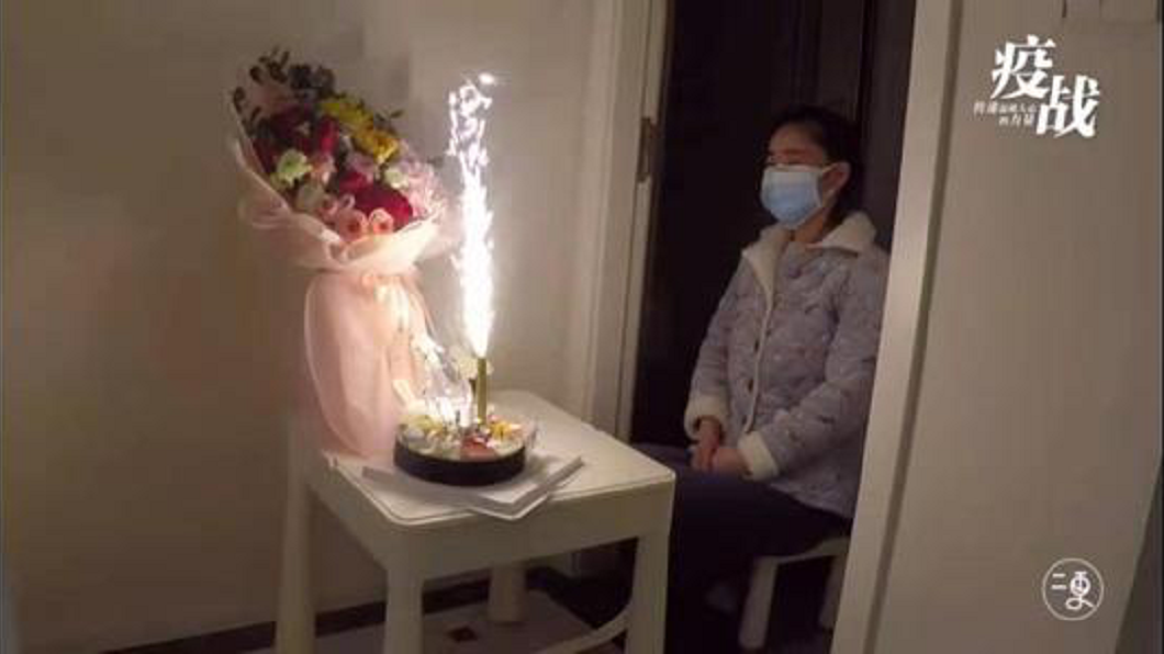 丈夫還貼心地在結婚紀念日送給妻子蛋糕和花束慶祝。(圖/翻攝自百度百科)