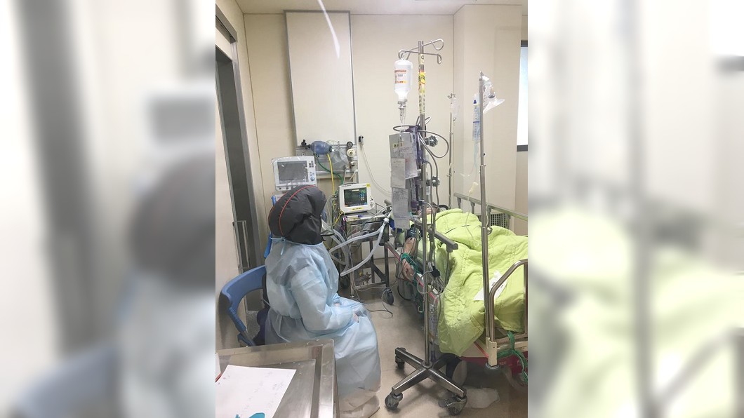原PO透露,照片中護理人員坐下時剛好拍攝捕捉到,5秒後就因警報聲響起又站起來忙碌了。(圖/網友授權提供)