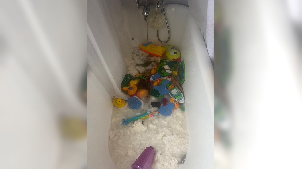 衛生紙之亂母狂掃18捲 孩當玩具丟浴缸全泡爛