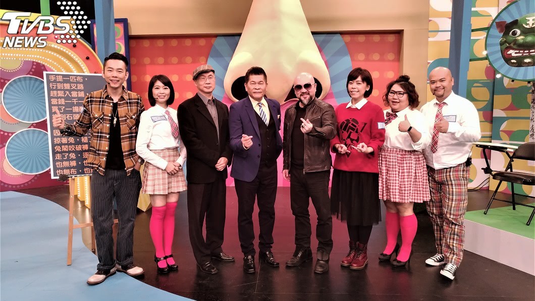 澎恰恰(圖左4)主持公視台語台《話山話水話玲瓏》邀請辛龍(圖右4)與江惠儀(圖右3)上節目。
