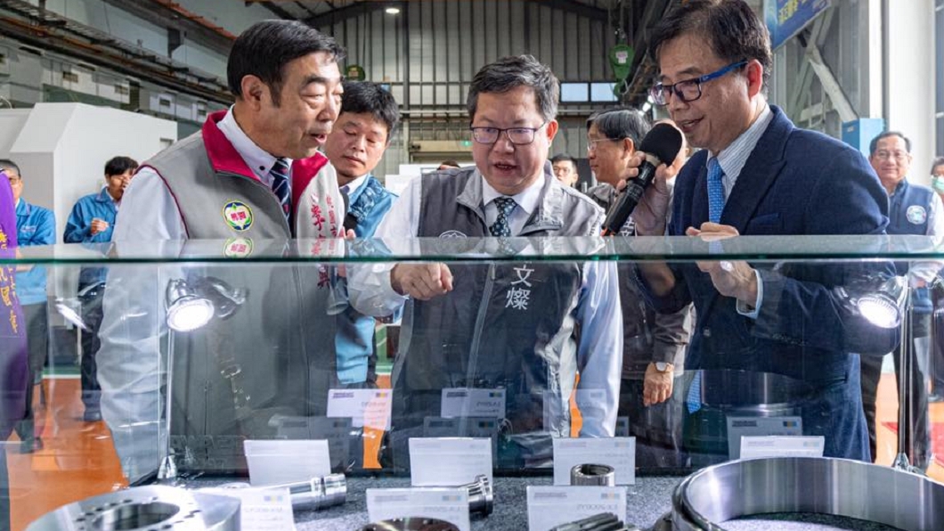 桃園市長鄭文燦透露，口罩國家隊指揮官、瀧澤科技總經理戴雲錦(右一)的幕後故事。（圖／翻攝自鄭文燦臉書)
