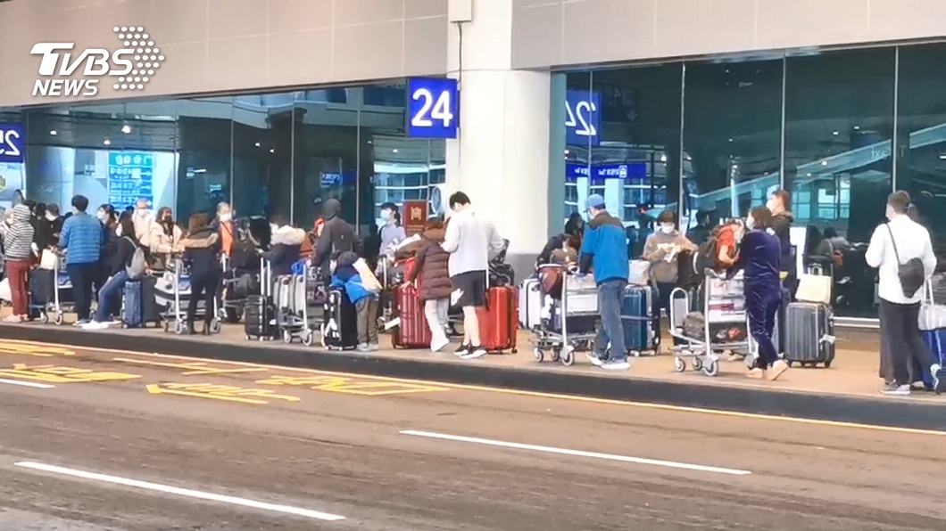 桃機旅客搭防疫專車爆量 人龍超過上百公尺
