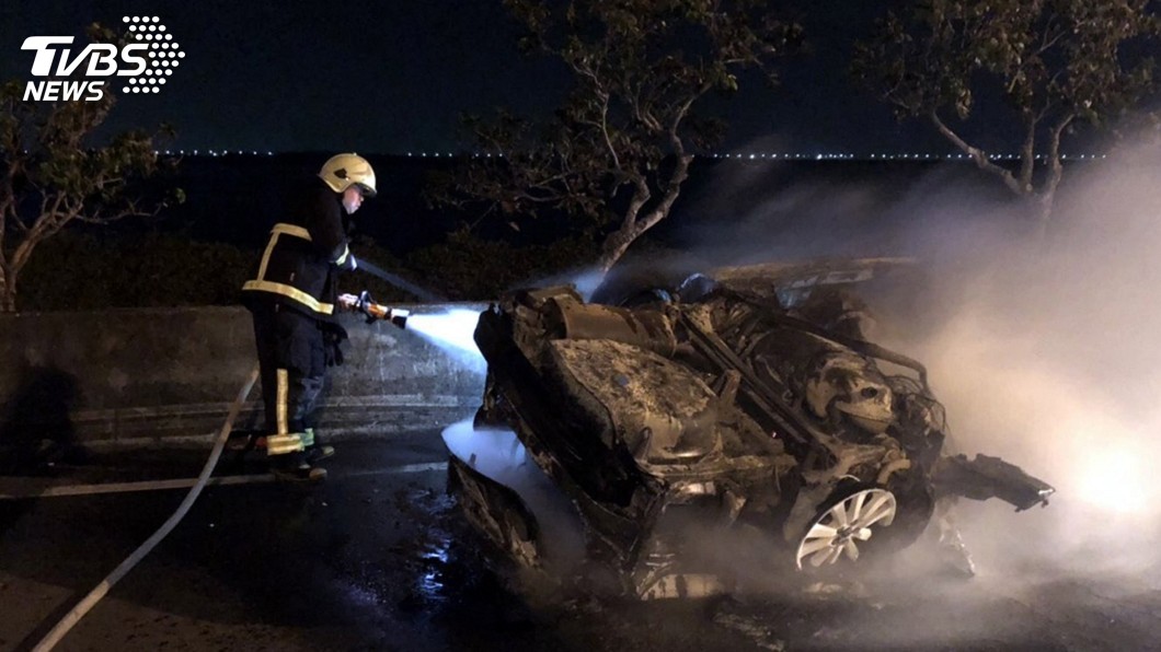 台61線布袋段汽車疑自撞 駕駛拋出車外不治
