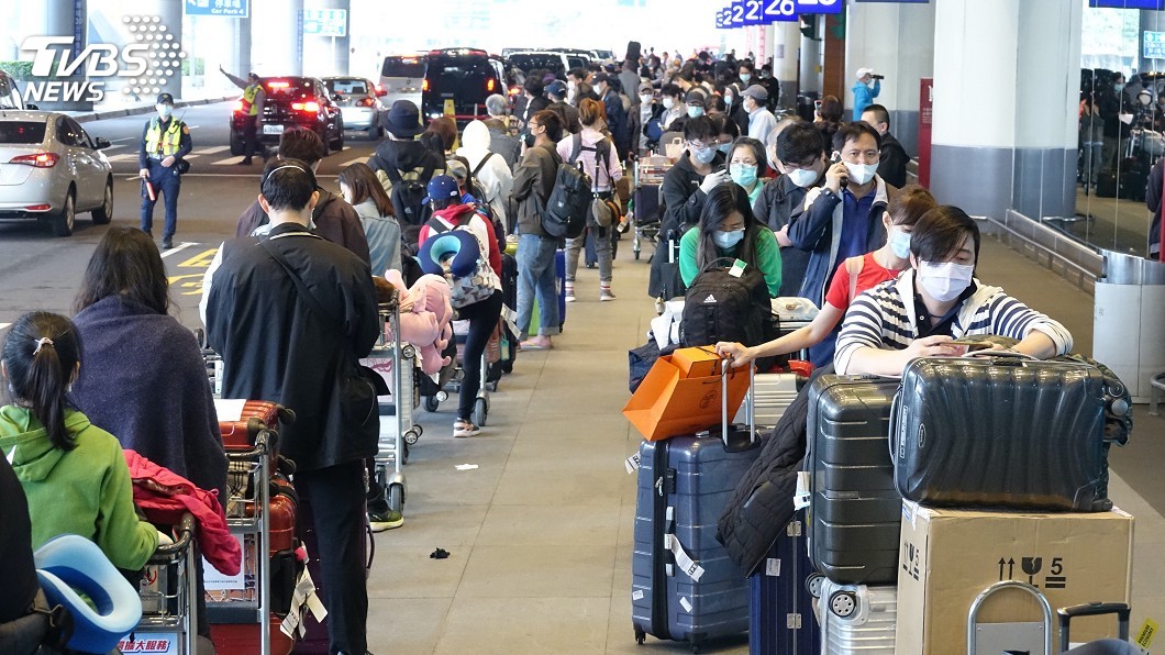 國人急返台！桃機等防疫專車旅客爆量　候車約需半小時
