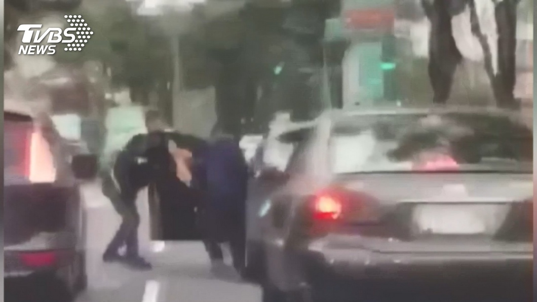 警執勤巧遇通緝犯　歹徒竟持刀攔車想逃跑