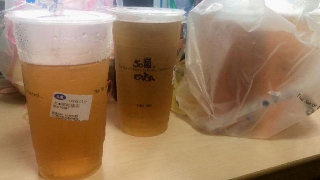 指名想喝「8冰綠」 學弟提一袋…他看傻:變8杯綠茶