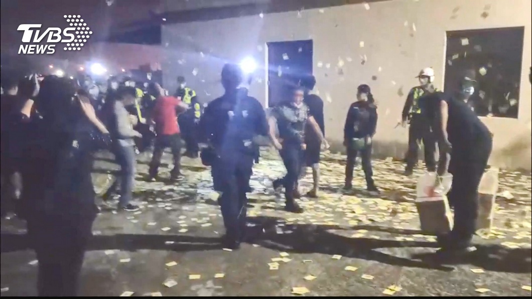 愛女遭棄屍　家屬深夜捧遺照撒冥紙抗議
