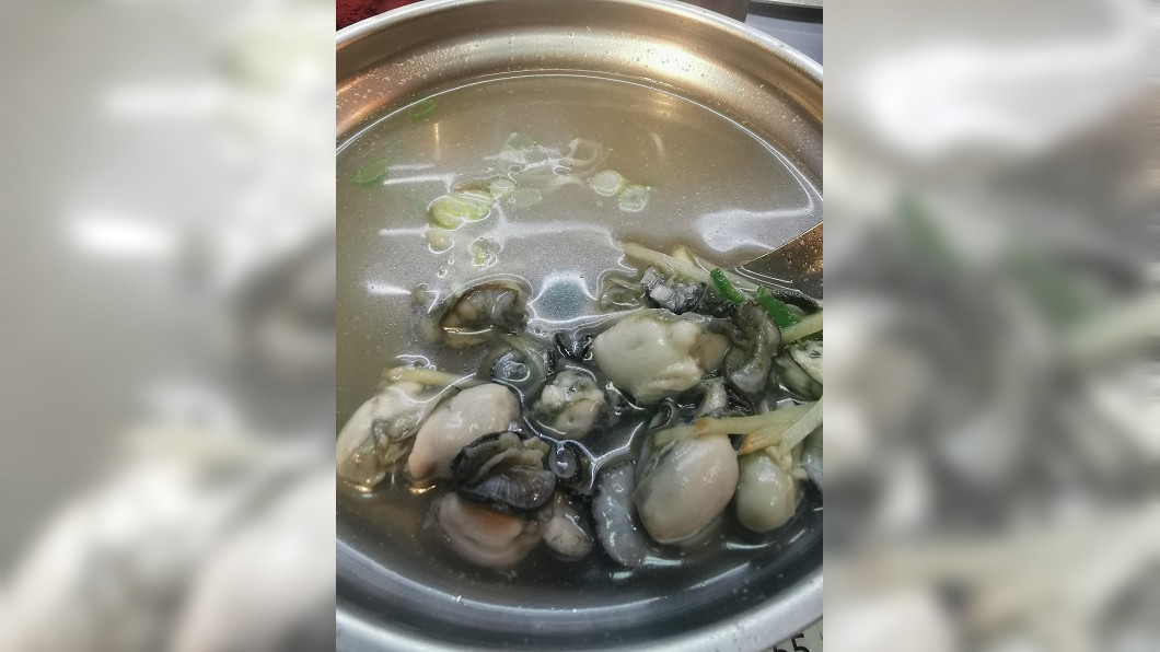 滿滿鮮蚵的蚵仔湯,賣40元也被嫌貴。(圖/翻攝自爆怨公社)