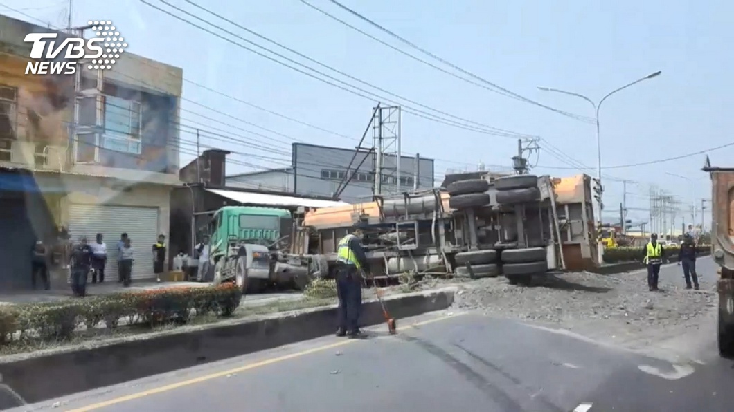 來不及閃連環撞!砂石車橫躺馬路 滿地碎石