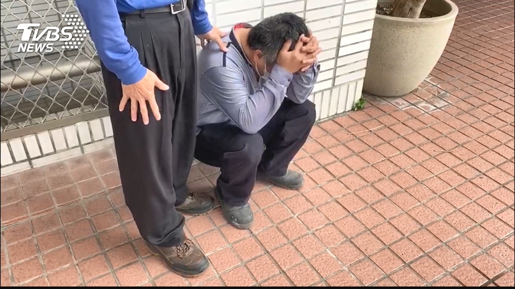 丟美工刀刺死同學…母靈堂下跪十分鐘泣:我兒不是故意的