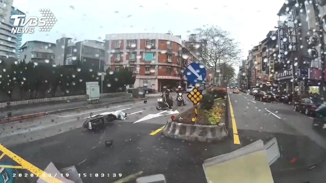 碰!貪快切西瓜 騎士遭撞飛對向險又遭輾