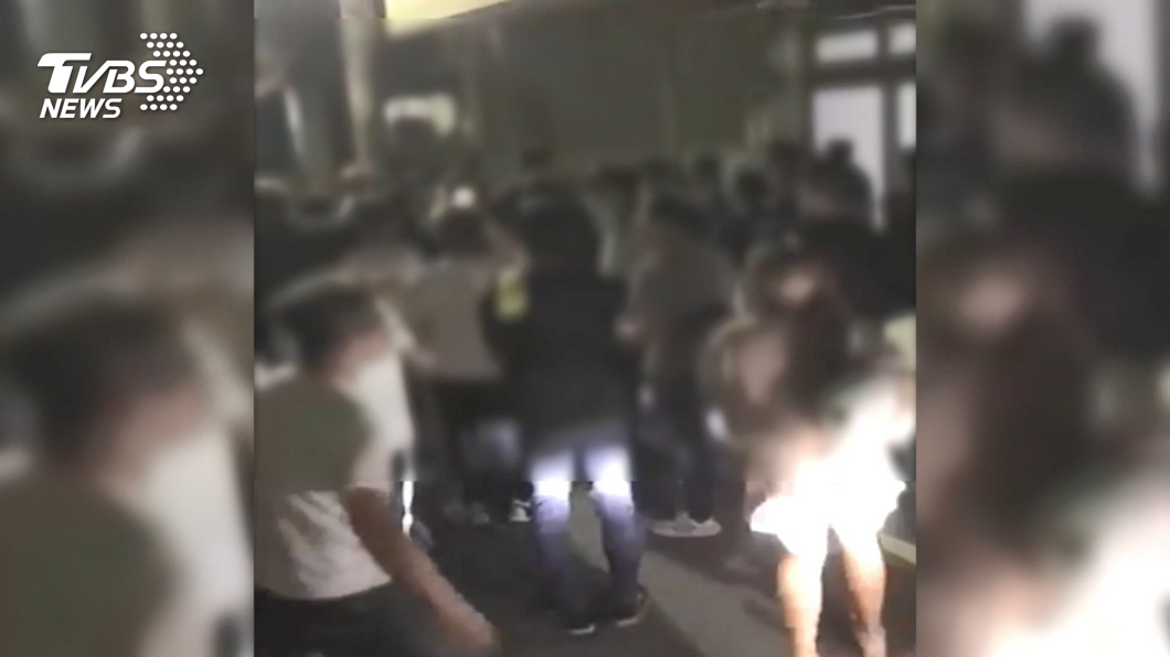怎樣!廟會爆口角鬥毆 群眾持棍棒狂打