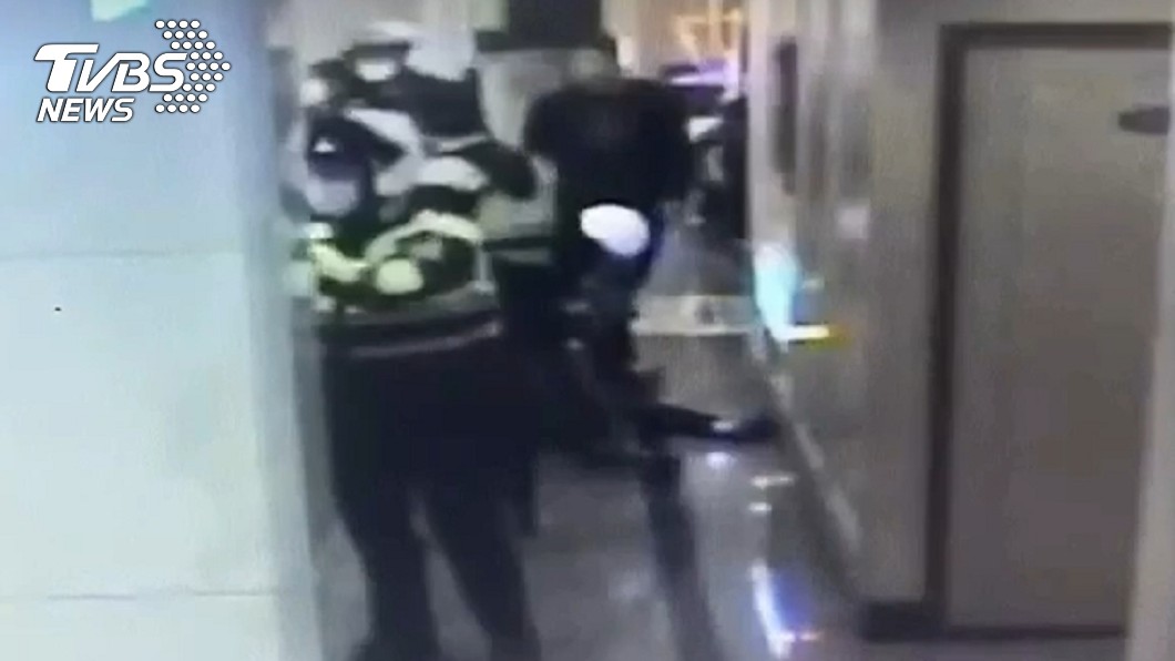 醉男遭警壓制(圖/TVBS)