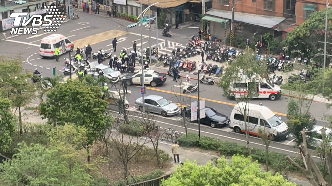 砰砰！停車！  毒販拒檢衝撞 警開12槍逮人